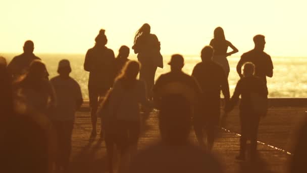 Silhueta Multidão Pessoas Andando Pôr Sol Meio Tiro — Vídeo de Stock