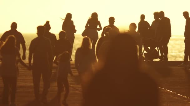 Silhueta Multidão Pessoas Pôr Sol Câmera Lenta Meio Tiro — Vídeo de Stock