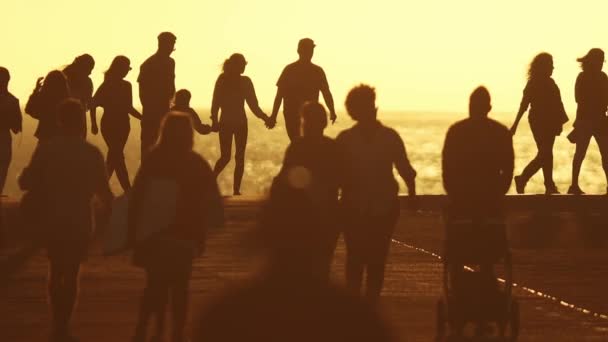 Massor Människor Som Går Vid Solnedgången Nära Havet Slow Motion — Stockvideo
