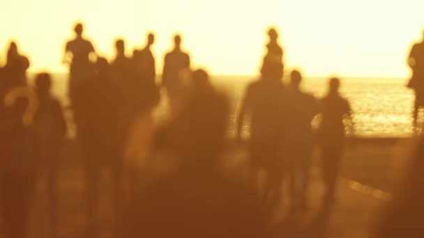 Θολή Σιλουέτες Των Ανθρώπων Που Περπατούν Στο Ηλιοβασίλεμα Μεσαίο Πλάνο — Αρχείο Βίντεο