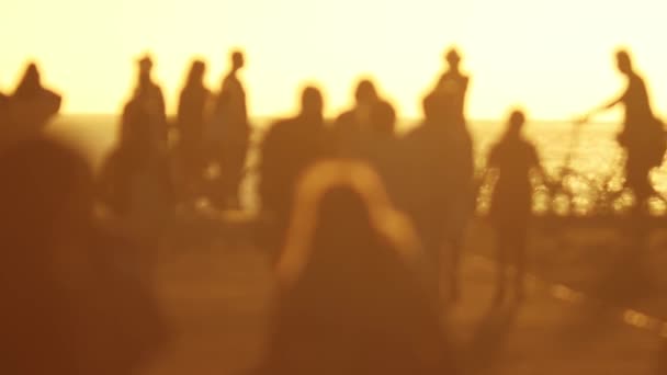 Розмиті Силуети Людей Ходять Під Час Оранжевого Заходу Сонця Середній — стокове відео