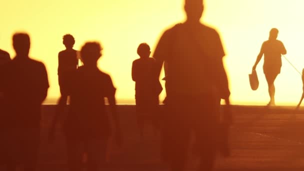 Θολές Σιλουέτες Διαφορετικών Ανθρώπων Που Περπατούν Στο Ηλιοβασίλεμα Αργή Κίνηση — Αρχείο Βίντεο