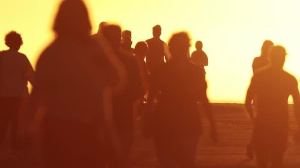 Розмиті Силуети Молодих Людей Ходять Заході Сонця Повільному Русі Середній — стокове відео