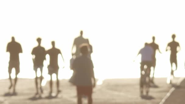 Siluetas Borrosas Personas Caminando Sobre Terraplén Con Luz Blanca Brillante — Vídeo de stock