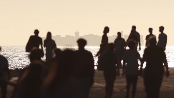 Multidão Pessoas Caminhar Junto Mar Pôr Sol Meio Tiro — Vídeo de Stock
