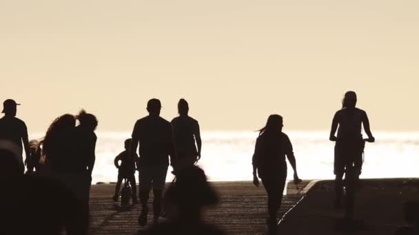 Πλήθος Ανθρώπων Που Περπατούν Δίπλα Στη Θάλασσα Νωρίς Ηλιοβασίλεμα Ένα — Αρχείο Βίντεο