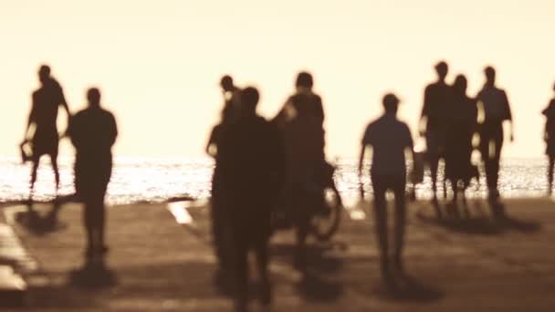 Πλήθος Νέων Που Περπατούν Δίπλα Στη Θάλασσα Νωρίς Ηλιοβασίλεμα Μεσαίο — Αρχείο Βίντεο