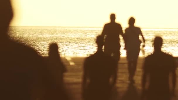 Натовп Молодих Людей Йдуть Біля Моря Ранньому Заході Сонця Повільно — стокове відео