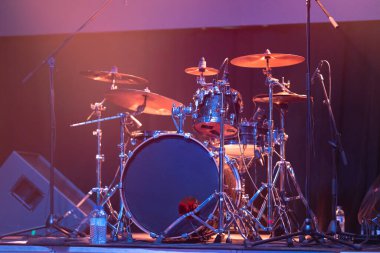 Kulüp sahnesinde davul seti. Orta çekim