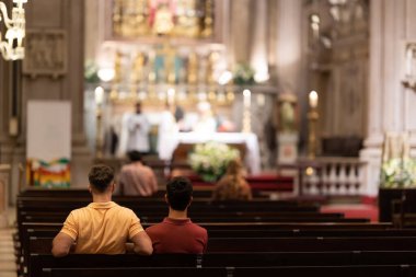 Kilisedeki bankta oturan adamlar. Orta çekim