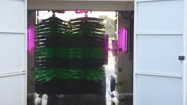 Automatische Autowäsche Prozess Große Bürsten Waschen Die Maschine Der Front — Stockvideo