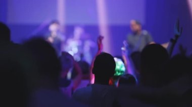 Gece kulübündeki konserdeki insanlar. Orta çekim