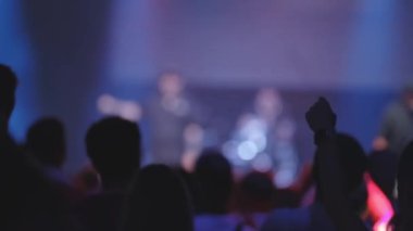 Gece kulübündeki punk konserindeki insanlar. Orta çekim