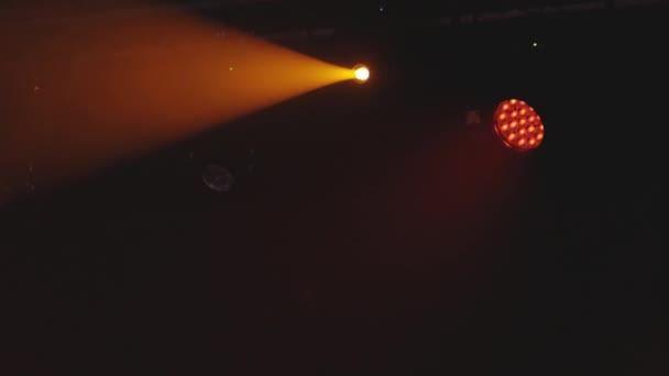 Прожектор Освітлює Сцену Нічному Клубі Середній Постріл — стокове відео