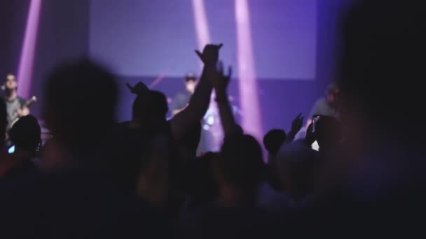Die Leute Genießen Ein Konzert Nachtclub Mittelschuss — Stockvideo