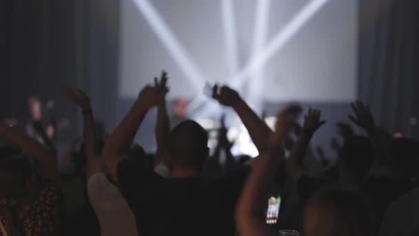 Mensen Leggen Hun Handen Bij Het Concert Nachtclub Tussenschot — Stockvideo
