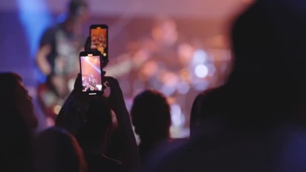 Ludzie Cieszą Się Koncertem Rockowym Kręcą Show Przez Telefon Środek — Wideo stockowe