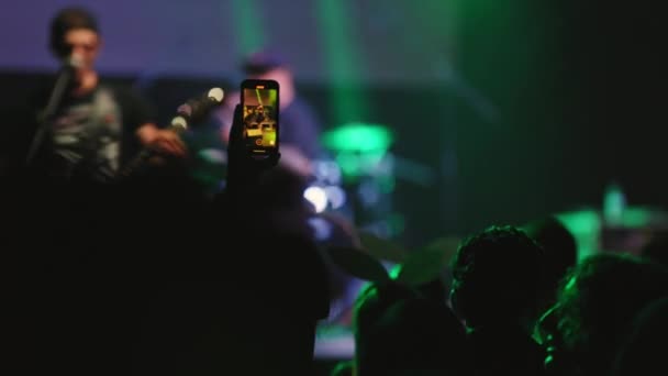 Mensen Hebben Plezier Bij Het Rockconcert Schieten Show Hun Telefoon — Stockvideo