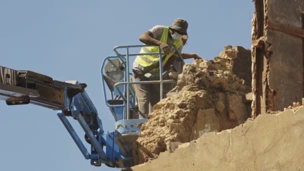 Srpna 2023 Lisabon Portugalsko Pracovníci Bourají Starou Kamennou Zeď Evropě — Stock video