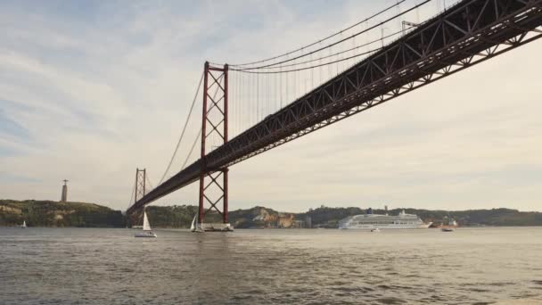 August 2023 リスボン ポルトガル 日光の中で橋とタガス川 ミッドショット — ストック動画