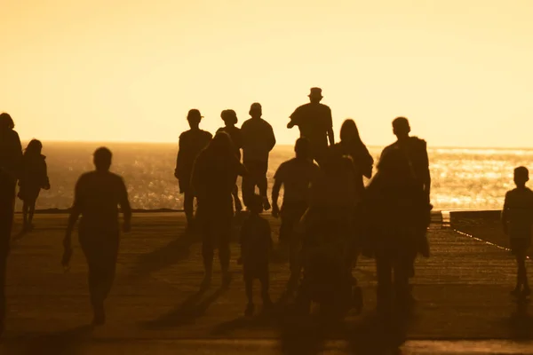 Siluetas Personas Caminando Atardecer Amarillo Brillante Mid Shot Fotos De Stock