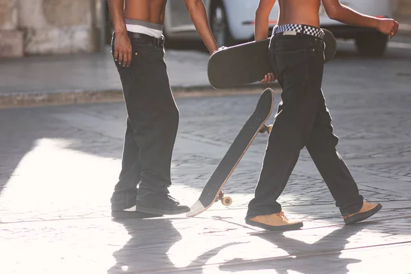 Молодые Люди Держат Скейтборды Руках Вниз Улице Средний Выстрел — стоковое фото