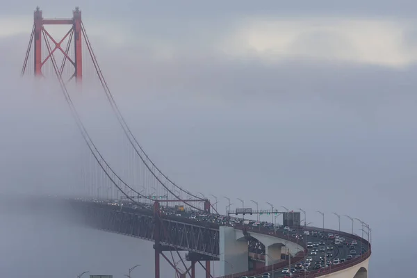 Машины Едут Мосту Густом Тумане Средний Выстрел — стоковое фото