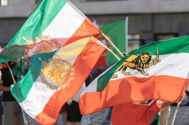 Mitingde elinde Aslan olan İran bayrakları. Orta çekim