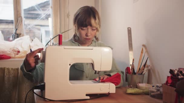 Bir Kadın Evdeki Dikiş Makinesinde Dikiş Dikiyor Orta Çekim — Stok video