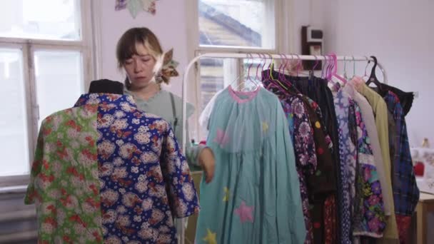 Жінка Дизайнер Приміряє Різнокольоровий Одяг Манекен Середній Постріл — стокове відео