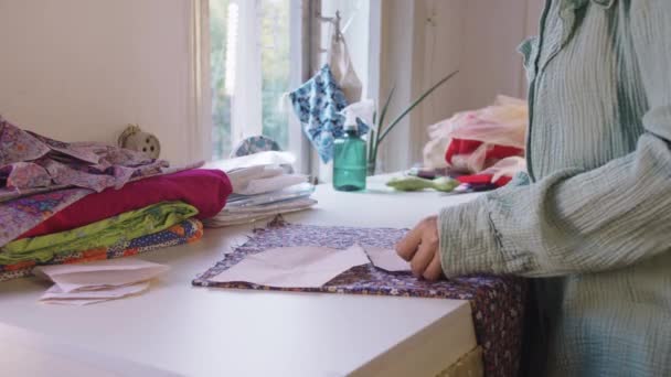 Vrouwelijke Ontwerper Hecht Papieren Patronen Aan Bloemenprint Stof Tussenschot — Stockvideo