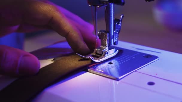 缝纫机上的缝纫布片 靠近点 — 图库视频影像