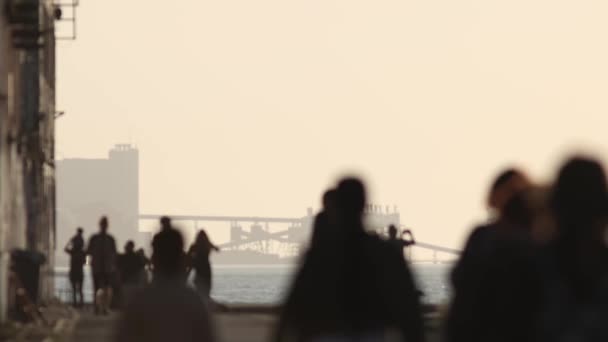 Zamazane Sylwetki Ludzi Spacerujących Wzdłuż Wału Pobliżu Portu Morskiego Wczesnym — Wideo stockowe
