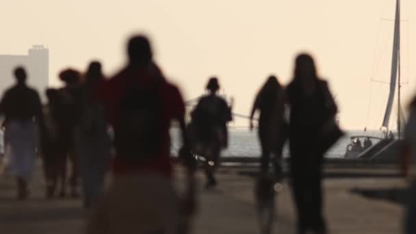 Silhuetas Borradas Pessoas Caminhando Longo Aterro Perto Porto Pôr Sol — Vídeo de Stock