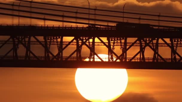 Яркое Солнце Закате Мостом Средний Выстрел — стоковое видео