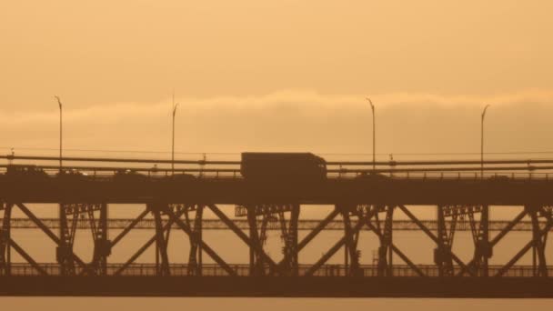 สะพานสองระด าหร บรถไฟไฟฟ าและรถยนต ตอนพระอาท ตกด กลางช — วีดีโอสต็อก