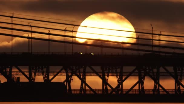 Дворівневий Міст Електропоїздів Автомобілів Заході Сонця Величезне Яскраве Сонце Вкрите — стокове відео