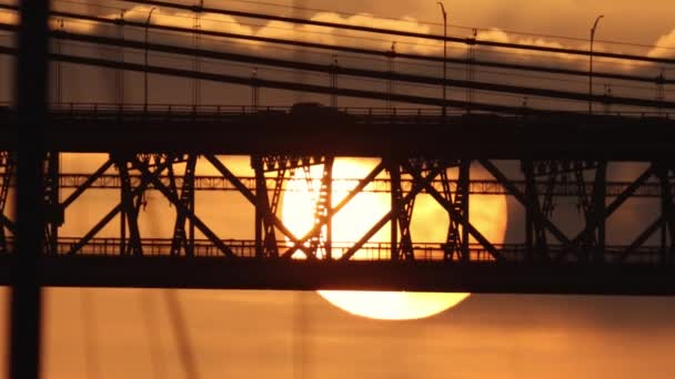 Дворівневий Міст Електропоїздів Автомобілів Заході Сонця Величезне Яскраве Сонце Встановлюється — стокове відео