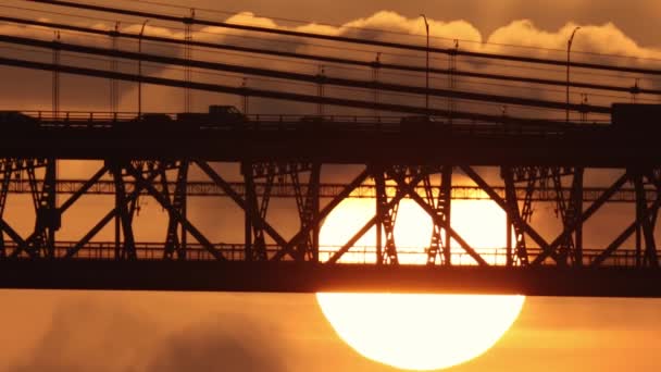 Дворівневий Міст Електропоїздів Автомобілів Заході Сонця Величезне Яскраве Сонце Середній — стокове відео
