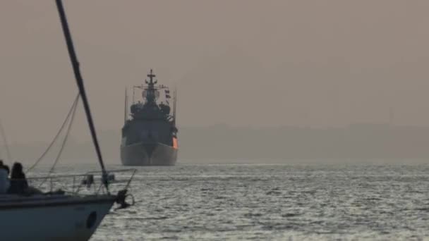 Kapal Perang Militer Berlayar Sungai Dan Kapal Layar Yang Melintas — Stok Video