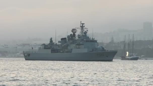 2023年9月7日葡萄牙里斯本 葡萄牙军事护卫舰进入港口 — 图库视频影像