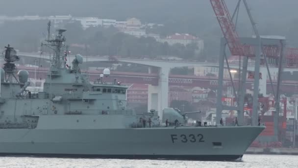 2023年9月7日葡萄牙里斯本 Vasco Gama Meko护卫舰200Pn 直升机运输船 在4月25日大桥下进入港口 船员正在船上行走 — 图库视频影像