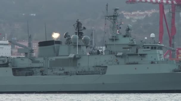 2023年9月7日葡萄牙里斯本 Vasco Gama Meko护卫舰200Pn 直升机运输船 该船进入里斯本港 — 图库视频影像