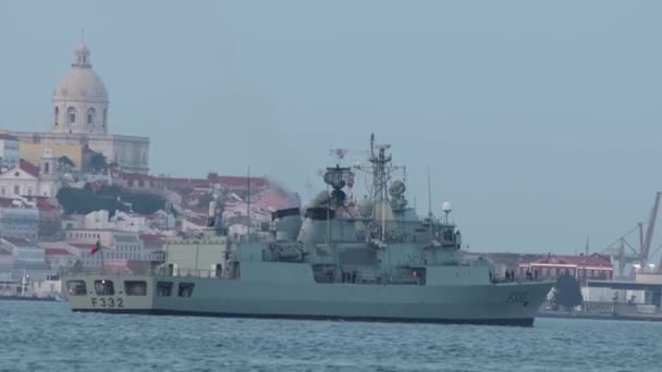 2023年9月7日葡萄牙里斯本 Vasco Gama Meko号护卫舰200Pn 该船进入里斯本港 — 图库视频影像