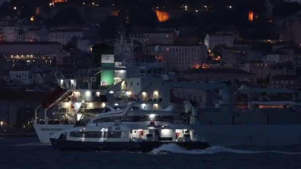 2023年9月7日 ポルトガル リスボン ポルトガル軍のフリゲート艦がタガス川の港に向かう ミッドショット — ストック動画