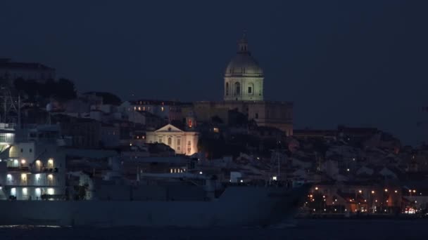2023年9月7日葡萄牙里斯本 葡萄牙军事护卫舰夜间驶向塔格斯河港口 — 图库视频影像