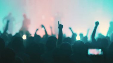 İnsanlar gece kulübündeki konserde eğleniyorlar. Orta çekim