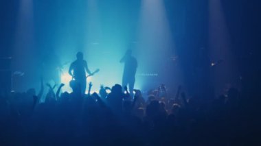 Bir punk rock grubunun gece konseri. Orta çekim