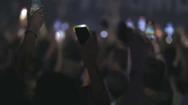 Mensen Die Hun Telefoon Opheffen Met Zaklampen Tijdens Een Concert — Stockvideo