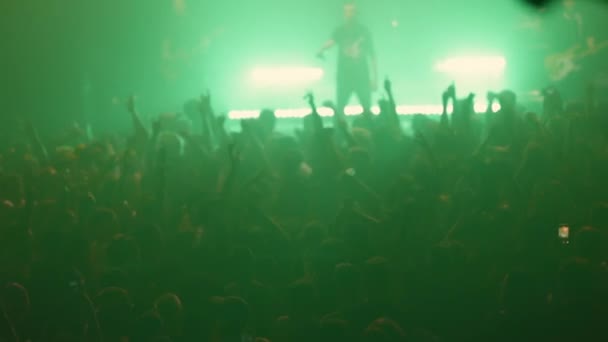 Concerto Uma Banda Punk Rock Pequeno Clube Nebuloso Iluminação Verde — Vídeo de Stock